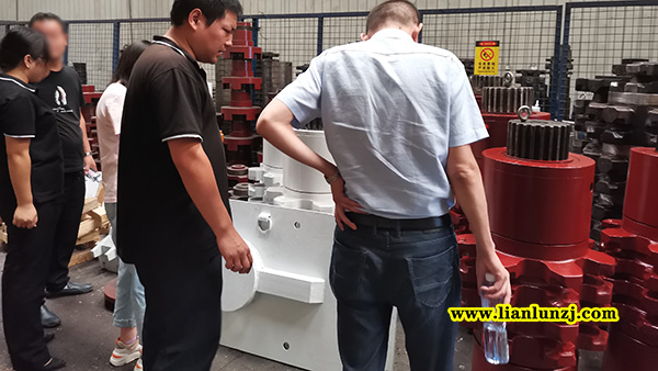 貴陽(yáng)彭總開(kāi)展刮板機(jī)配件業(yè)務(wù)，來(lái)我廠考察參觀！